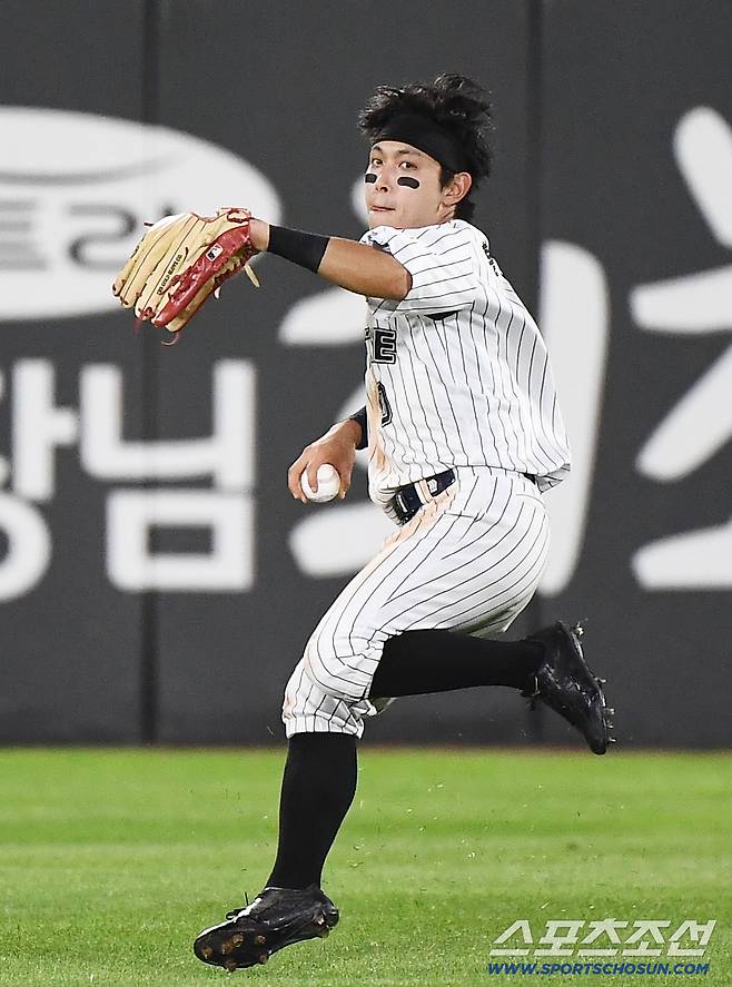 26일 부산 사직구장에서 열린 KIA와 롯데의 경기. 9회초 무사 1루 위즈덤의 뜬공을 황성빈이 달려와 잡고 있다. 부산=정재근 기자 cjg@sportschosun.com/2025.7.26/
