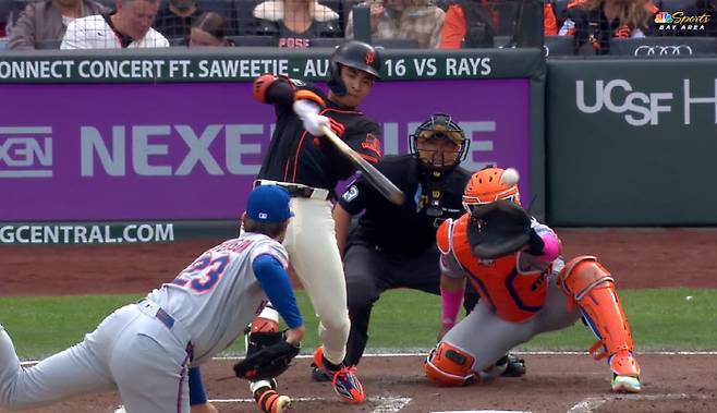 이정후가 27일(한국시각) 오라클파크에서 열린 뉴욕 메츠전에서 2회말 좌완 데이비드 피터슨의 한복판 공을 받아쳐 좌전안타를 터뜨리고 있다. 사진=MLB.TV 캡처