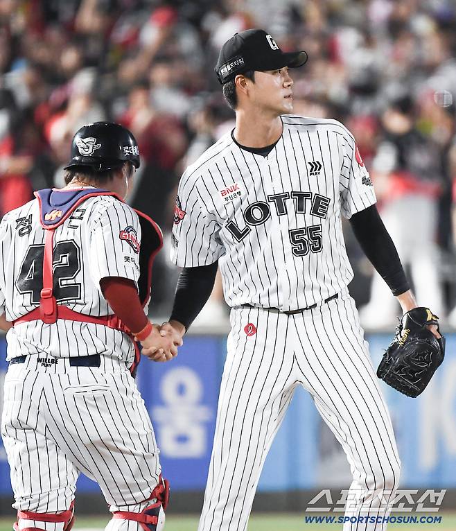 26일 부산 사직구장에서 열린 KIA와 롯데의 경기. 9대4로 승리한 롯데 윤성빈이 정보근과 악수하고 있다. 부산=정재근 기자 cjg@sportschosun.com/2025.7.26/
