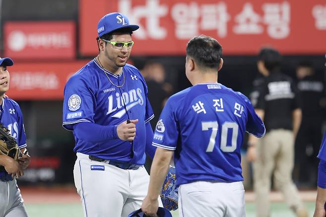 27일 경기 후 모자 벗고 인사하는 박진만 감독. 사진제공=삼성 라이온즈