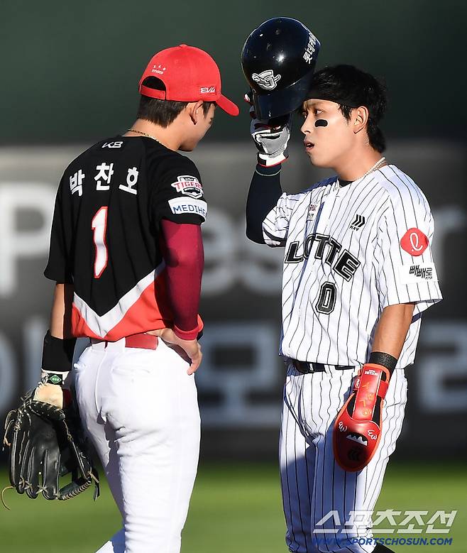 26일 부산 사직구장에서 열린 KIA와 롯데의 경기. 1회말 1사 1루 고승민 타석에서 포일로 2루에 진루한 황성빈과 유격수 박찬호가 엇갈리고 있다. 황성빈은 전날 경기에서 박찬호의 평범한 뜬공을 놓치는 실책으로 교체됐다. 부산=정재근 기자 cjg@sportschosun.com/2025.7.26/