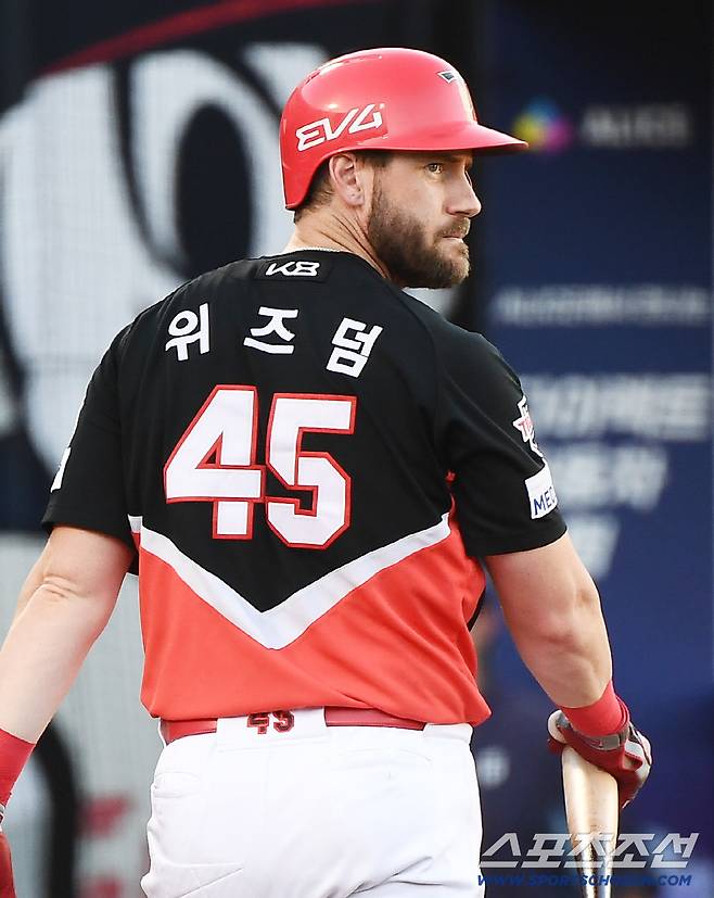 26일 부산 사직구장에서 열린 KIA와 롯데의 경기. 2회초 2사 만루에서 위즈덤이 삼진으로 물러나고 있다. 부산=정재근 기자 cjg@sportschosun.com/2025.7.26/