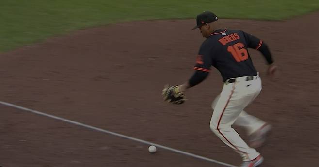 라파엘 데버스가 5회초 브랜든 니모의 땅볼을 제대로 잡지 못하고 1루로 굴려 처리하고 있다. 사진=MLB.TV 캡처