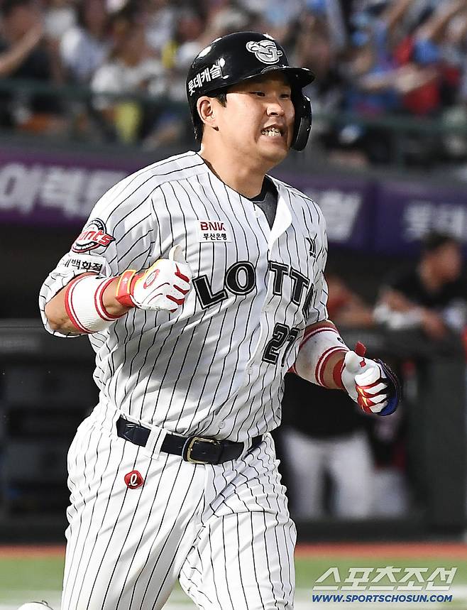 27일 부산 사직구장에서 열린 KIA와 롯데의 경기. 5회말 무사 유강남이 안타를 친 후 기뻐하며 달려나가고 있다. 부산=정재근 기자 cjg@sportschosun.com/2025.7.27/