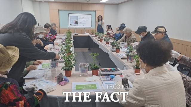 서울시는 올해 사회적 약자 6000명에게 반려식물을 보급하는 ‘반려식물 보급사업’을 진행한다. 노인 원예프로그램 사진./서울시
