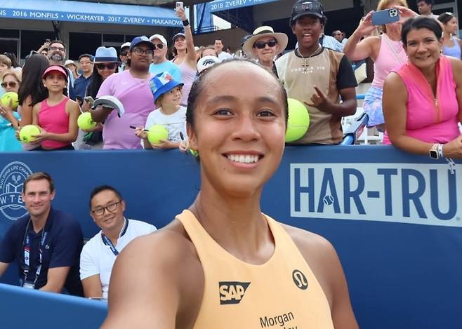 캐나다의 레일라 페르난데스가 26일 워싱턴DC WTA 500 대회 단식 결승에 오른 뒤 환하게 웃고 있다. 사진/WTA 투어