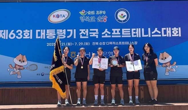 제63회 대통령기 전국 소프트테니스대회 여자 일반부 단체전에서 2연패를 이룬 옥천군청. 주정홍 감독 제공