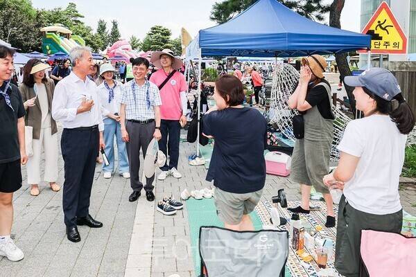 7월 26일부터 27일까지 이틀간 계양구의 대표 관광명소인 계양아라온에서 인천 계양구가 개최한 '제3회 계양아라온 워터축제'에서 윤환 구청장이 참여 시민과 소통을 하고 있다.