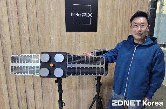 조성익 텔레픽스 대표가 출입구에서 기념촬영했다.(사진=지디넷코리아)