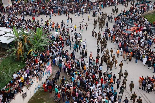 방글라데시 다카에 있는 마일스톤 칼리지 캠퍼스에 공군 훈련기가 추락한 소식을 듣고 주민들이 몰려들었다. 로이터연합뉴스