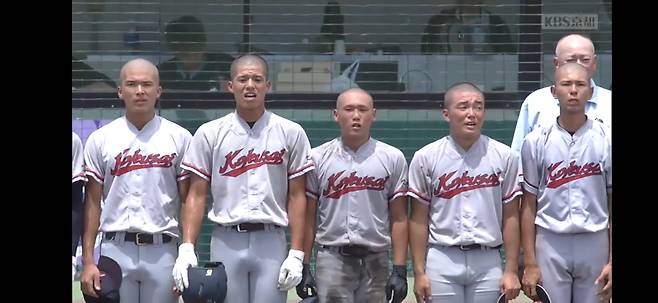 재일한국계 교토국제고 야구부 선수단이 27일 전국고교야구선수권대회(고시엔) 2년 연속 출전을 확정하고 한국어 교가를 부르며 눈물을 흘리고 있다./vk.sportsbull.jp