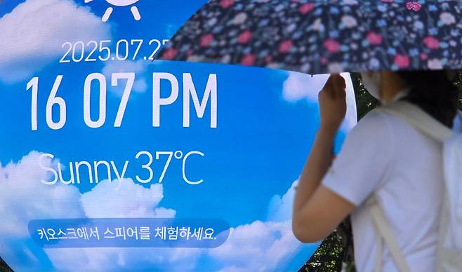 폭염 경보가 발효 중인 27일 서울 송파구 한 조형물에 현재 온도가 표시돼 있다. /연합뉴스