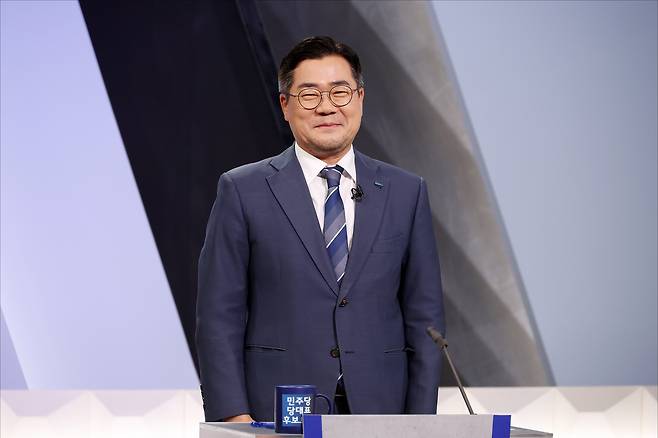 (서울=뉴스1) 국회사진기자단 = 박찬대 더불어민주당 당대표 후보가 27일 오후 서울 여의도 KBS 신관 공개홀에서 TV토론회 시작 전 토론 준비를 하고 있다. 2025.7.27/뉴스1