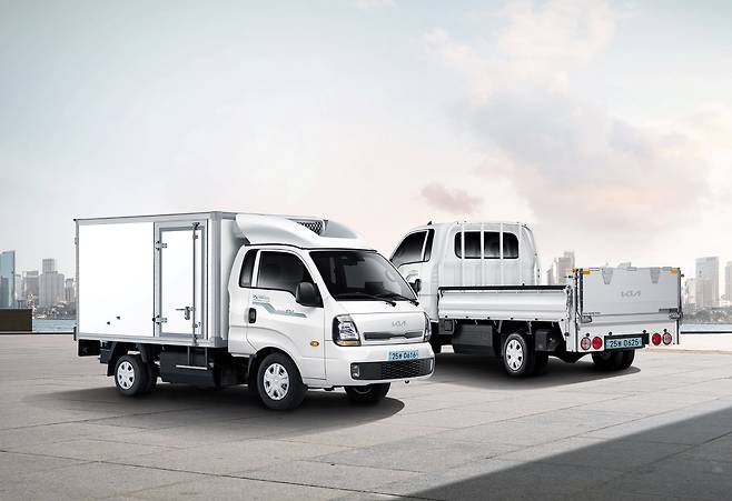 왼쪽부터 더 2025 봉고 Ⅲ EV 스탠다드 냉동탑차, 수직형 파워게이트. /기아 제공