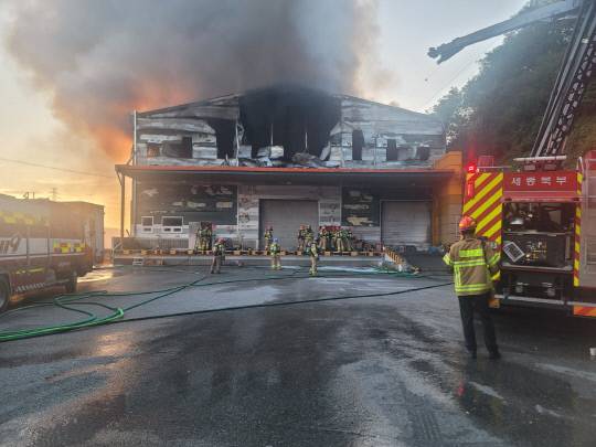 부강면 창고화재 모습. 세종소방본부 제공