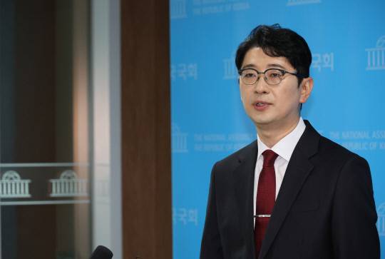 주진우 국민의힘 의원이 24일 서울 여의도 국회 소통관에서 국민의힘 당대표 출마 선언 기자회견을 마치고 취재진의 질문에 답하고 있다. 연합뉴스