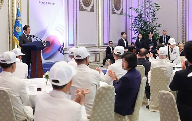 이재명 대통령이 6월 27일 청와대 영빈관에서 열린 '호국보훈의 달, 대통령의 초대' 행사에서 특별초청 대상자인 6·25전쟁 참전유공자 이춘자 참전용사를 소개하고 있다.ⓒ뉴시스