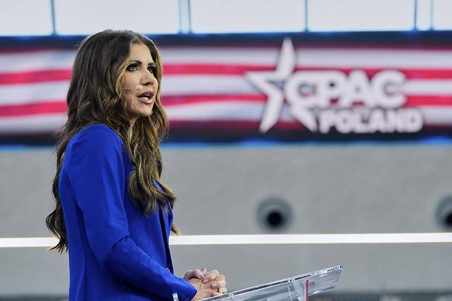 올 5월 폴란드 야시온카에서 열린 ‘CPAC 폴란드’ 행사에서 연설하는 놈 장관. 야시온카=AP 뉴시스