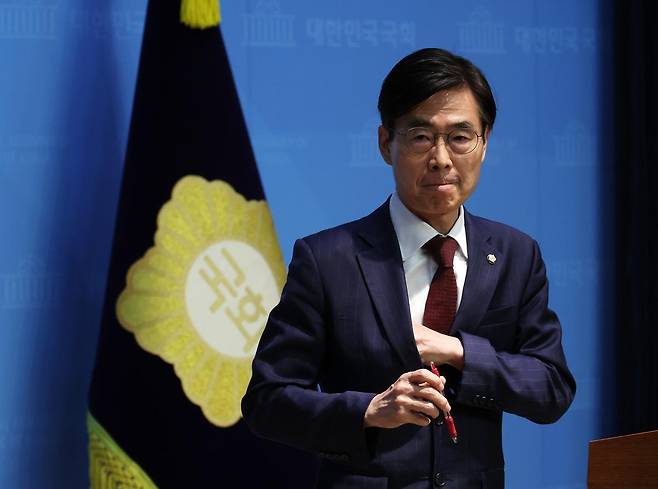 국민의힘 당대표 출마선언을 한 조경태 의원이 27일 오후 서울 여의도 국회 소통관에서 ‘혁신후보 단일화 재촉구 기자회견’을 마치고 이동하고 있다. 2025.07.27. [서울=뉴시스]