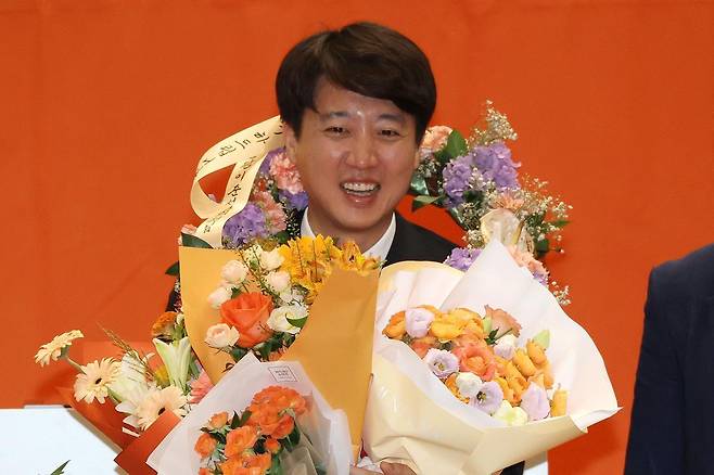 개혁신당 당대표로 선출된 이준석 의원이 27일 오후 서울 여의도 국회에서 열린 당대표 및 최고위원 선출 위한 제2차 전당대회에서 꽃다발을 전달받고 있다.  2025.7.27/뉴스1