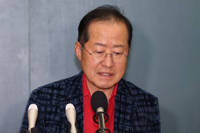 국민의힘 대선 후보 경선에서 탈락한 뒤 정계 은퇴를 선언하고 하와이에 체류했던 홍준표 전 대구시장이 17일 인천 중구 인천국제공항 제1터미널을 통해 귀국해 발언하고 있다. 2025.06.17. [인천공항=뉴시스]