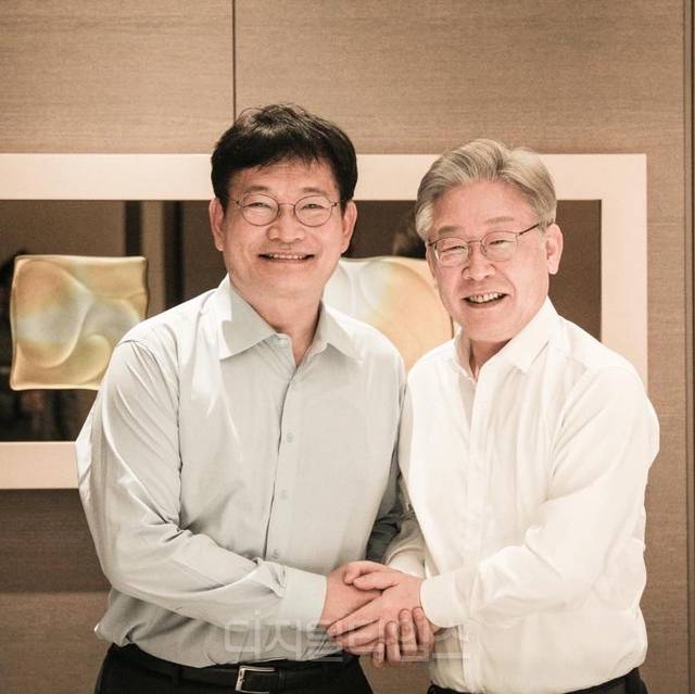 이재명 대통령(오른쪽)과 송영길 소나무당 대표. [송영길 SNS]