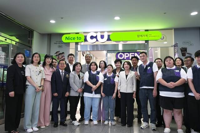 지난 25일 경기도 성남 한국국제협력단(KOICA) 본관에서 열린 장애인 편의점 4호점 개소식에서 민승배 BGF리테일 대표(왼쪽 6번째)와 주요 관계자들이 기념촬영을 하고 있다. BGF리테일 제공