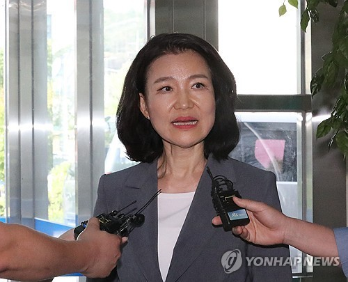 대전MBC 사장 재임 시절 법인카드를 사적으로 유용했다는 의혹을 받는 이진숙 방송통신위원장이 5일 대전 유성경찰서에 출석해 기자들의 질문을 받고 있다.  [연합뉴스]