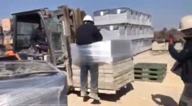 전남 나주 한 벽돌 공장에서 한국인 노동자들이 스리랑카인 노동자를 지게차 화물에 묶고 끌고 다니는 모습. 전남이주노동자인권네트워크 제공