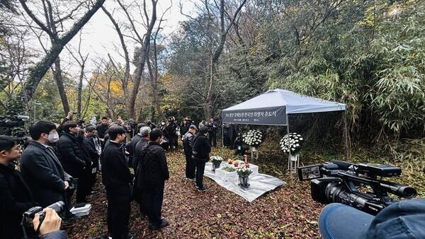 지난해 11월 일본 니가타현 사도광산 조선인 강제동원 노동자들이 기거하던 독신자 숙소 제 4상애료 터 앞에서 한국인 희생자 유족들이 추도식을 열고 있다.