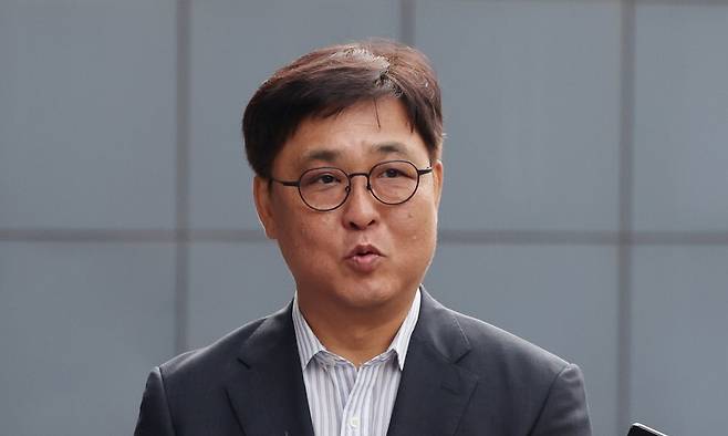 최휘영 문화체육관광부 장관 후보자가 지난 14일 오전 인사청문회 준비 사무실이 마련된 서울 종로구 국립현대미술관 서울 사무동으로 출근하며 기자들의 질문에 답하고 있다. 김혜윤 기자 unique@hani.co.kr