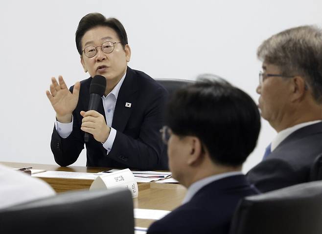 이재명 대통령이 지난 25일 경기 시흥시 에스피씨 삼립 시흥 공장에서 열린 산업재해 근절 현장 노사간담회에서 허영인 에스피씨그룹 회장에게 근로자 노동 환경 등에 대해 질문하고 있다. 공동취재사진