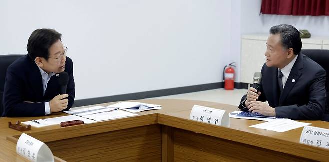 이재명 대통령이 25일 경기 시흥시 SPC 삼립 시흥 공장에서 열린 산업재해 근절 현장 노사간담회에서 허영인 SPC그룹 회장에게 근로자 노동 환경 등에 대해 질문하고 있다. 대통령실통신사진기자단