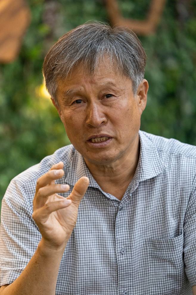 2025년 7월21일 서울의 한 카페에서 만난 김호석 화가. 최근(7월6∼13일) 몽골 알타이 암각화군 현장 답사를 다녀오는 등 암각화 조사 연구 활동을 계속하고 있다. 김진수 선임기자 jsk@hani.co.kr