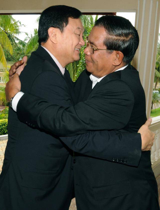 탁신 친나왓(왼쪽) 전 태국 총리가 군부 쿠데타로 해외 망명 중이던 2009년 11월 캄보디아 프놈펜 총리 공관에서 훈센 캄보디아 총리와 만나 포옹하고 있다. 프놈펜=AP 연합뉴스 자료사진