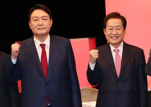 2021년 10월 당시 국민의힘 대선 경선 후보였던 윤석열(왼쪽) 전 대통령과 홍준표 전 대구시장이 대전시 서구 만년동 KBS대전방송총국에서 열린 국민의힘 대전·세종·충남·충북지역 대선 경선 후보 합동토론회 시작 전 기념사진을 찍고 있다. 연합뉴스
