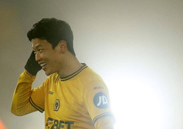 황희찬이 지난해 12월 26일 영국 울버햄프턴의 몰리뉴 스타디움에서 열린 잉글랜드 프리미어리그(EPL) 2024~25시즌 맨체스터 유나이티드와의 18라운드를 2-0으로 이긴 뒤 밝게 웃고 있다. 울버햄프턴=로이터 연합뉴스