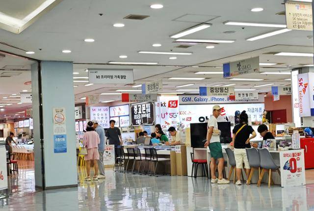 27일 서울 광진구 강변테크노마트 6층 휴대폰 집단상가의 모습. 김진욱 기자