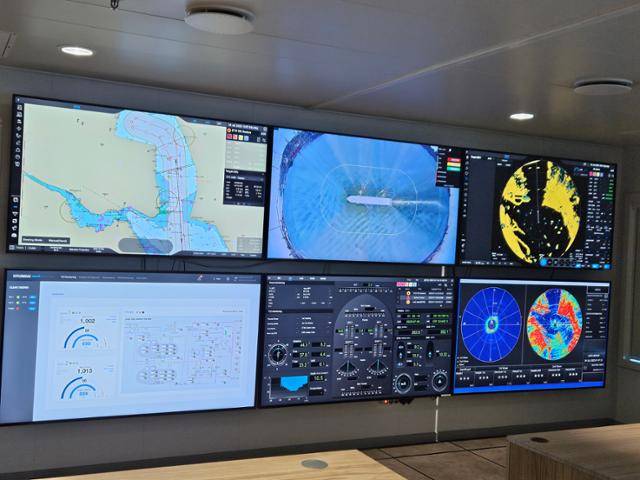태화호의 핵심 공간으로 꼽히는 테스트 룸 벽면에 선박 각 부위에 설치된 2,200여 개 센서에서 수집된 운항데이터가 실시간 표시되고 있다. 울산= 박은경 기자