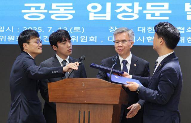 박주민(왼쪽부터) 국회 보건복지위원장, 이선우 대한의과대학·의학전문대학원학생회 비상대책위원장, 김택우 대한의사협회장, 김영호 교육위원장이 12일 서울 용산구 대한의사협회 회관에서 의대생 복귀 선언을 발표한 후 대화하고 있다. 뉴스