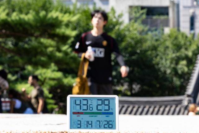 [서울=뉴시스] 김근수 기자 = 전국 대부분 지역에 폭염특보가 발효된 26일 서울 중구 남산한옥마을의 지열로 온도계 수치가 40도를 웃돌고 있다. 2024.07.26. ks@newsis.com