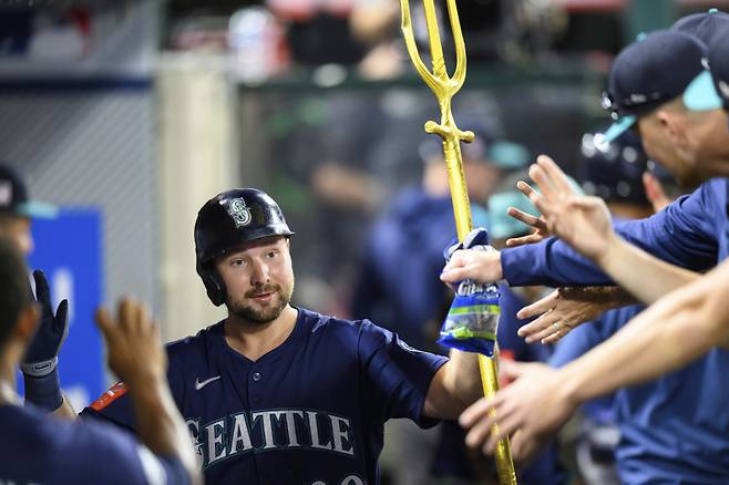 <yonhap photo-2415=""> Seattle Mariners' Cal Raleigh is greeted by teammates after hitting a home run during the sixth inning of a baseball game against the Los Angeles Angels, Saturday, July 26, 2025, in Anaheim, Calif. (AP Photo/William Liang)/2025-07-27 12:51:39/ <저작권자 ⓒ 1980-2025 ㈜연합뉴스. 무단 전재 재배포 금지, AI 학습 및 활용 금지></yonhap>
