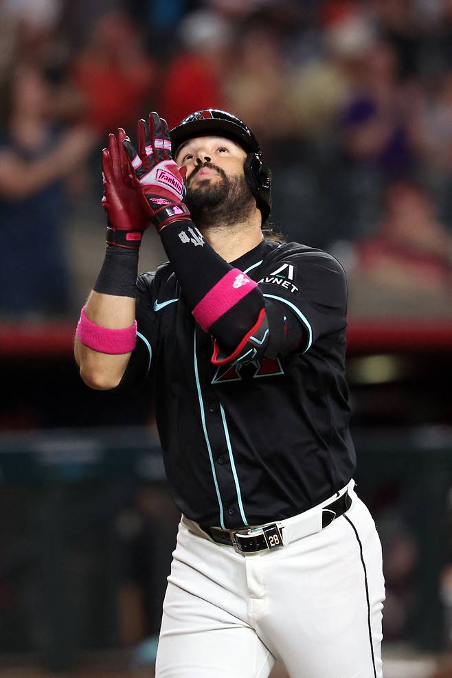 <yonhap photo-3409="">애리조나를 대표하는 강타자로 현재 트레이드 시장의 인기 매물인 에우제니오 수아레스. 양키스도 수아레스 영입에 관심이 큰 것으로 알려졌는데 연이은 트레이드로 가능성이 낮아졌다. [AFP=연합뉴스]</yonhap>