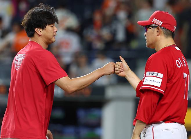 <yonhap photo-3276="">26일 대전 한화생명 볼파크에서 프로야구 2025 신한 SOL 뱅크 KBO리그 SSG 랜더스와 한화 이글스 경기에서 9-3 승리를 거둔 SSG 이숭용 감독이 선발 김광현을 격려하고 있다. 이날 김광현은 6이닝 2실점을 기록하며 팀의 9-3 승리를 이끌며, 류현진과의 첫 선발 맞대결에서 승리를 거두었다. [연합뉴스]</yonhap>