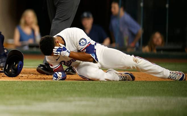 <yonhap photo-1870="">27일(한국시간) 애틀랜타와의 홈 경기 3회 헤드샷을 맞고 쓰러진 마커스 시미언. [AFP=연합뉴스]</yonhap>