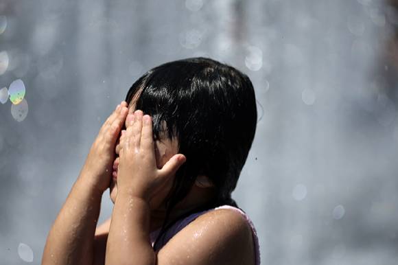 폭염이 이어지고 있는 27일 서울 광화문광장 분수대에서 어린이가 물놀이를 하고 있다. 2025.7.27  [사진=연합뉴스]