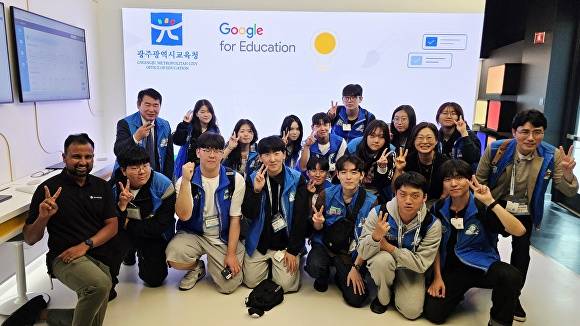 이정선 광주시교육감이 지난 25일(현지시간) 샌프란시스코 구글 베이뷰 캠퍼스에서 학생.관계자와 기념사진을 촬영하고 있다. [사진=광주광역시교육청]