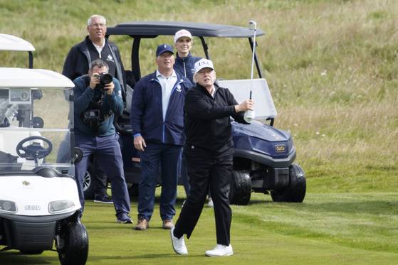 도널드 트럼프 미국 대통령(오른쪽)이 26일(현지시간) 자신이 소유한 스코틀랜드 턴베리 골프장에서 골프를 치고 있다. EPA=연합뉴스
