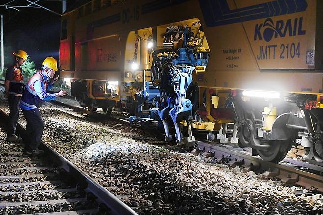 지난해 8월 코레일 관계자들이 야간에 선로를 정비하고 있다. 사진 코레일