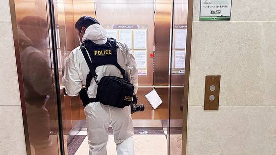 사제총기 살인사건이 발생한 인천 연수구 한 아파트 단지에 수사관이 엘리베이터를 타고 들어가는 모습. 뉴스1